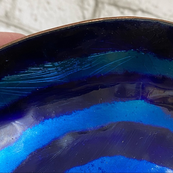 Vintage Hammered Copper Blue Glazed Enamel Swirl 7 1/4” Decorative Dish - Picture 11 of 12